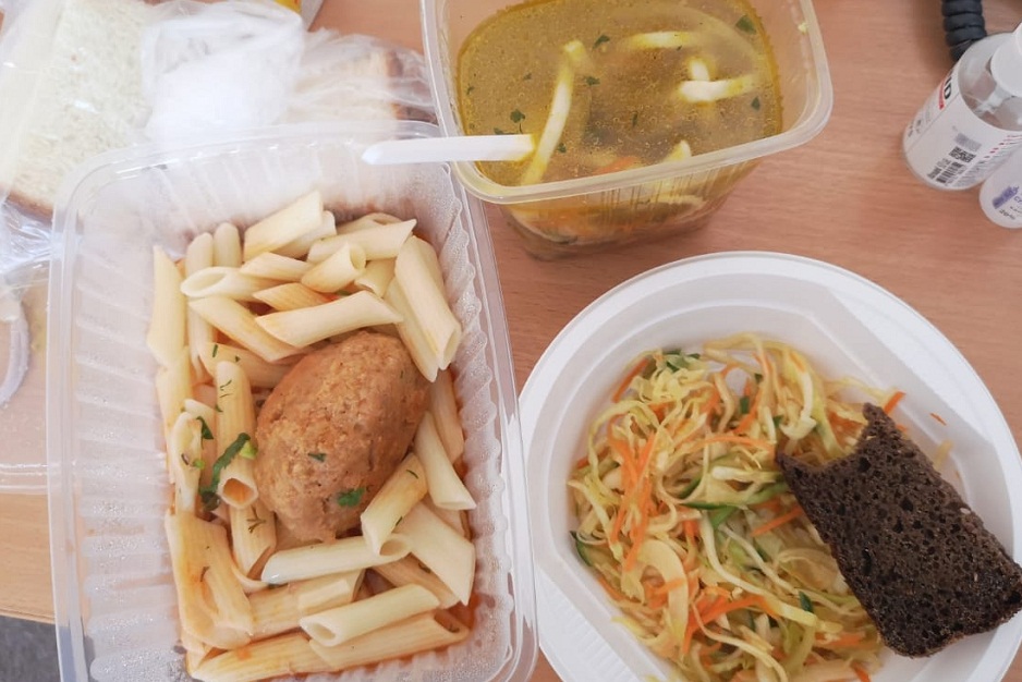 «Кормили вкусно, питание в одноразовой посуде разносили каждому в номер»