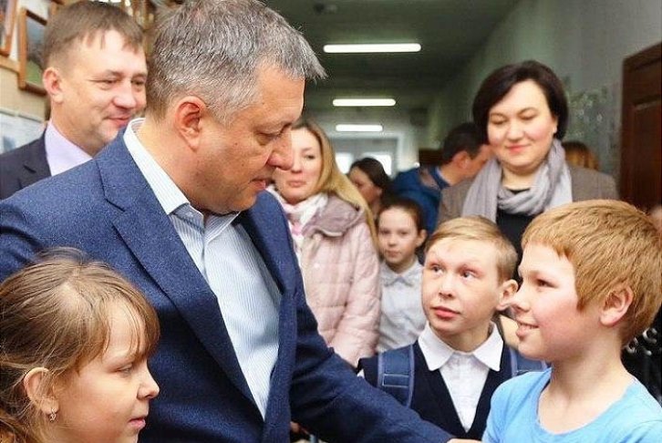 Игорь Кобзев с детьми. Фото с сайта instagram.com