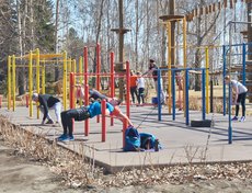 Эта спортивная площадка никогда не пустует. Режим самоизоляции — не повод для любителей здорового образа жизни прекращать тренировки на свежем воздухе.