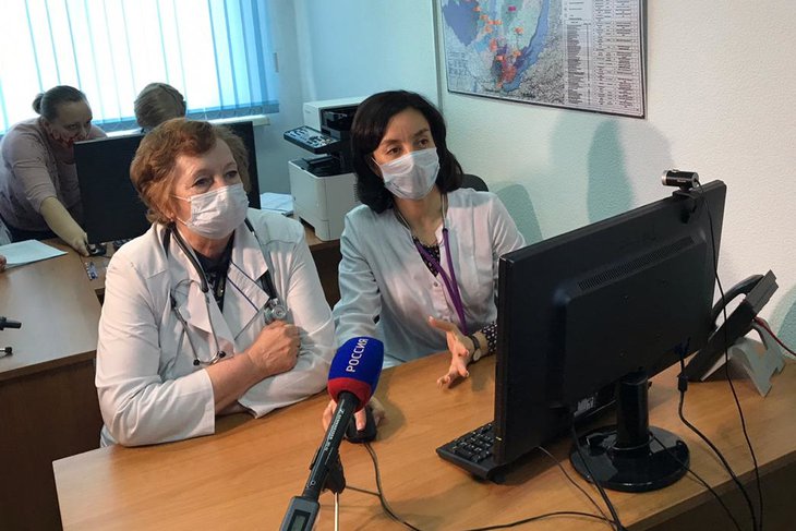 В Центре дистанционного консультирования. Фото Евгения Козырева