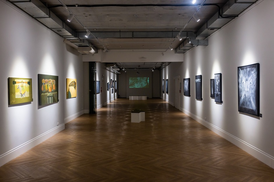 В галерее Виктора Бронштейна представлена первая в Сибири выставка современного художника из Узбекистана Бобура Исмоилова «Горизонт иллюзий».