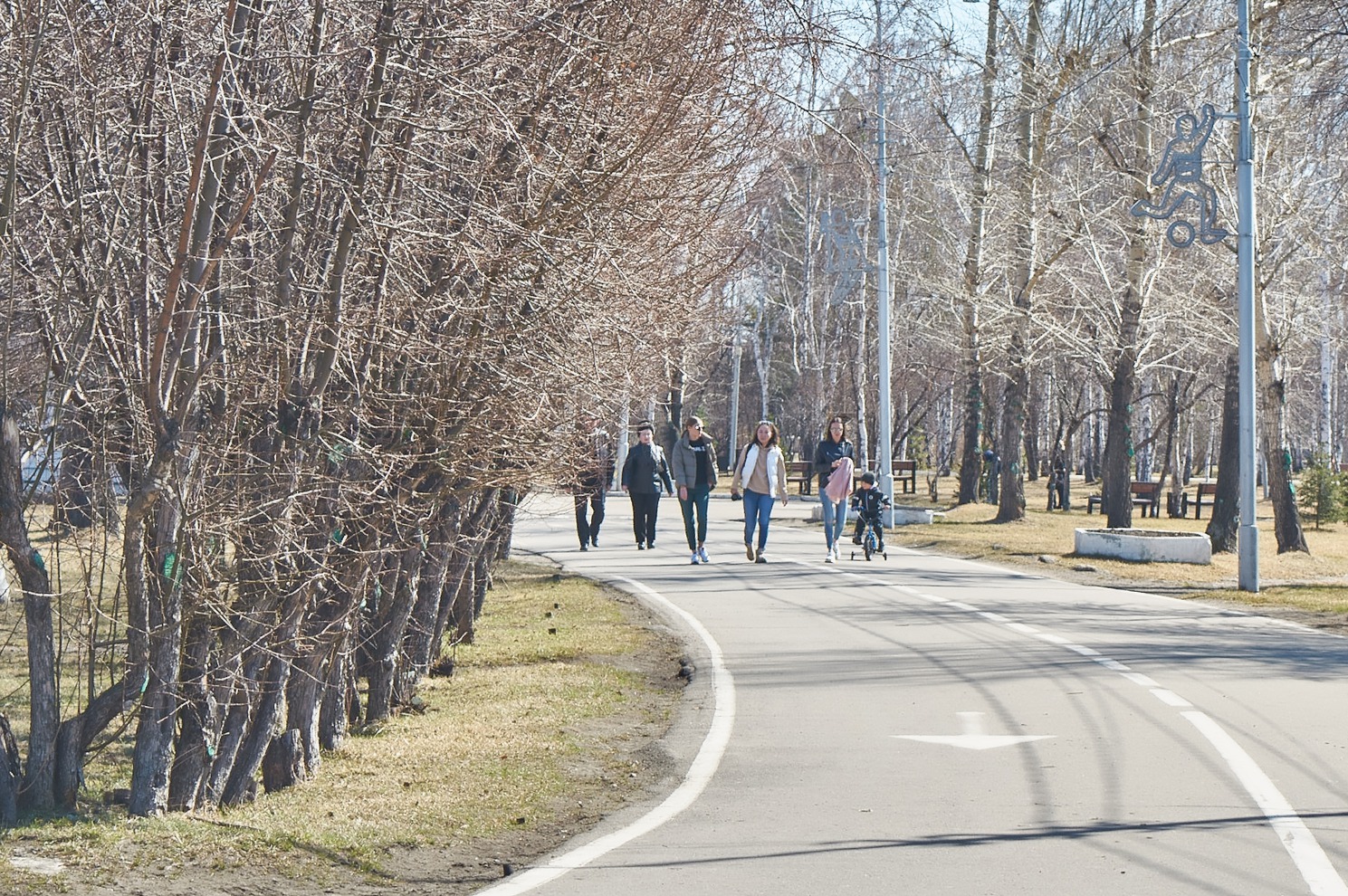 На Конном даже в четверг днем гуляют люди.