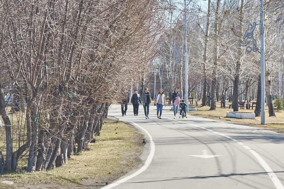 На Конном даже в четверг днем гуляют люди.