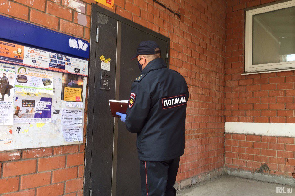 Полиция общается с людьми по домофону или через дверь