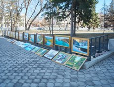 На улице Карла Маркса развернулась традиционная выставка картин. Правда, продавцов поблизости не видно.