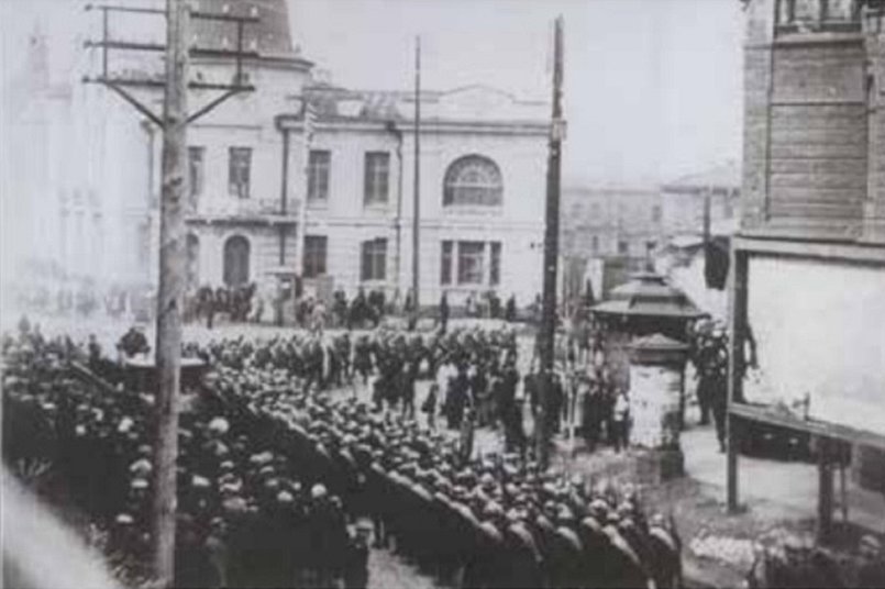 Митинг добровольцев на углу улиц Ленина и Карла Маркса. Сразу после митинга – марш на железнодорожный вокзал и отправка на фронт, 1941 год. Фото из фондов