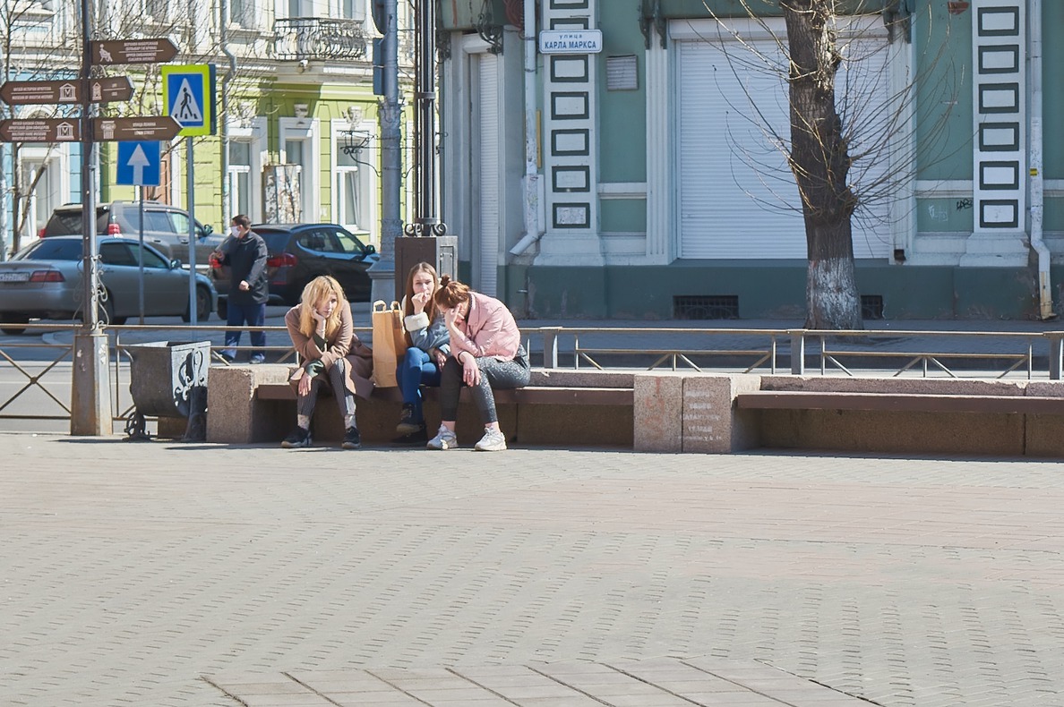 По распоряжению врио губернатора Иркутской области Игоря Кобзева, в период действия режима самоизоляции с 07:00 до 21:00 на улицах несовершеннолетних должны сопровождать взрослые, а с 21:00 до 07:00 — только родители или законные представители.
