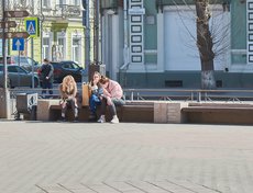 По распоряжению врио губернатора Иркутской области Игоря Кобзева, в период действия режима самоизоляции с 07:00 до 21:00 на улицах несовершеннолетних должны сопровождать взрослые, а с 21:00 до 07:00 — только родители или законные представители.
