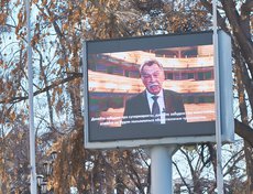У Драматического театра имени Н. П. Охлопкова его директор Анатолий Стрельцов призывает с экрана забыть про супермаркеты, кинотеатры и общественный транспорт.