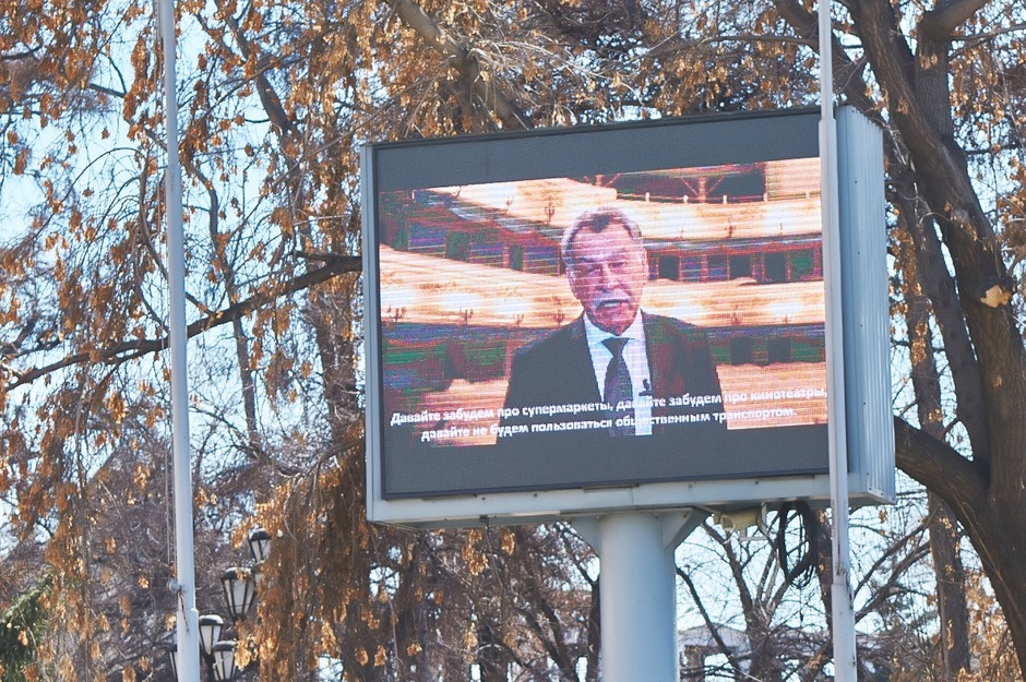 У Драматического театра имени Н. П. Охлопкова его директор Анатолий Стрельцов призывает с экрана забыть про супермаркеты, кинотеатры и общественный транспорт.