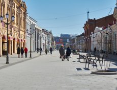 На улице Урицкого людей, конечно, меньше, чем до введения режима самоизоляции, но гораздо больше, чем в ее первый день.
