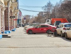На парковках в центре города полно машин.