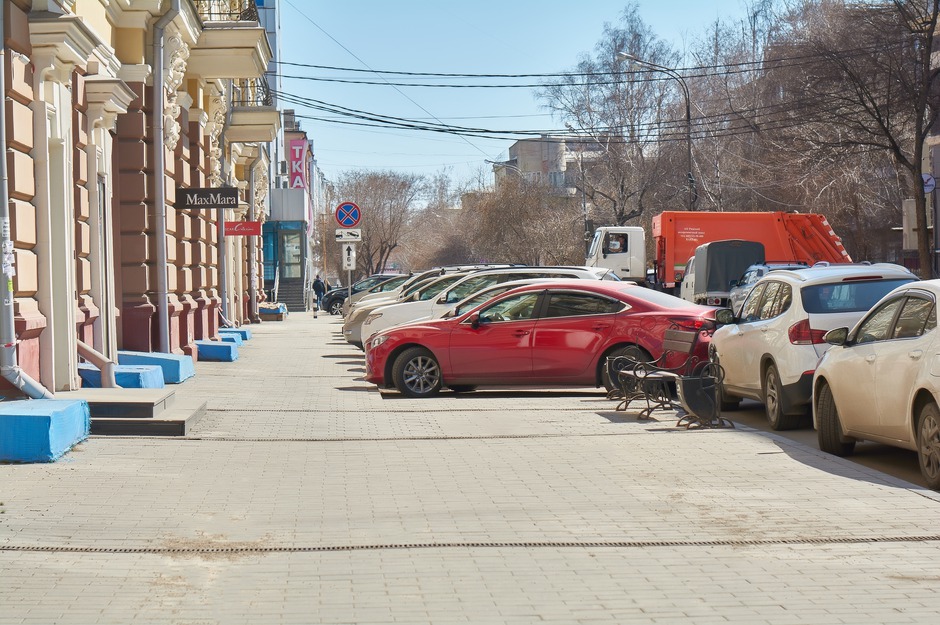 На парковках в центре города полно машин.