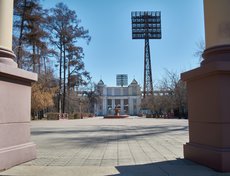 Впрочем, оживление днем наблюдается только на центральных улицах. В зонах отдыха безлюдно.