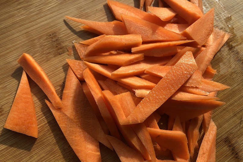 Тонко нарезаем морковь, лук, чеснок, перец чили