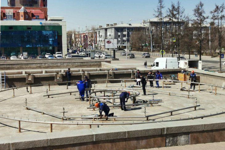 Иркутские фонтаны готовят к летнему сезону. Фото Алины Вовчек, IRK.ru