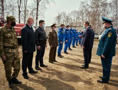 Также руководители проверили готовность добровольного пожарного отряда на территории поселка Молодежный