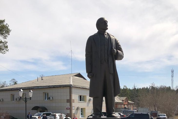 Памятник Ленину в Саяске. Фото пресс-службы Иркутского ОК КПРФ