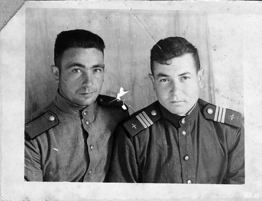 Татаринов Илья Васильевич (справа). Уроженец поселка Усть-Орда