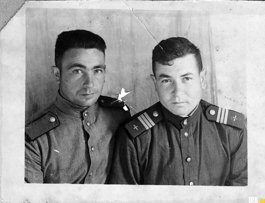 Татаринов Илья Васильевич (справа). Уроженец поселка Усть-Орда