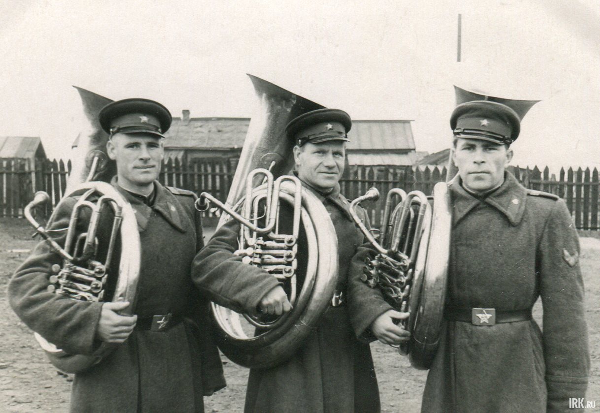 «Посередине — мой дед, Селезнев Василий Спиридонович 25.12.1915 г.р.». Фото прислала Елена Томилова