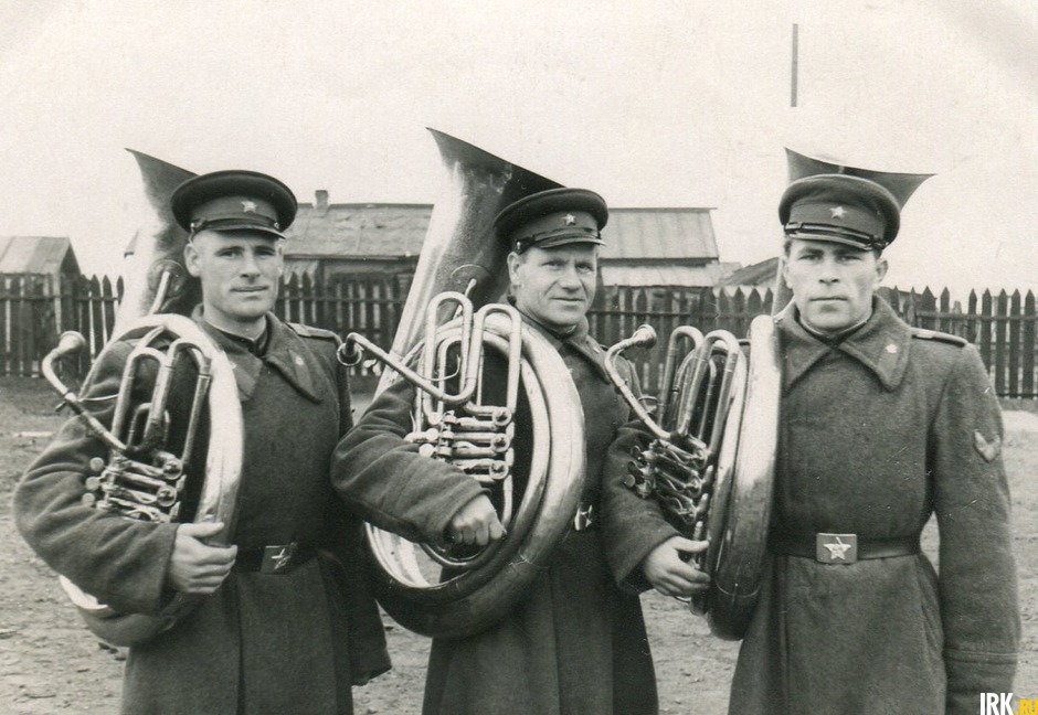 «Посередине — мой дед, Селезнев Василий Спиридонович 25.12.1915 г.р.». Фото прислала Елена Томилова