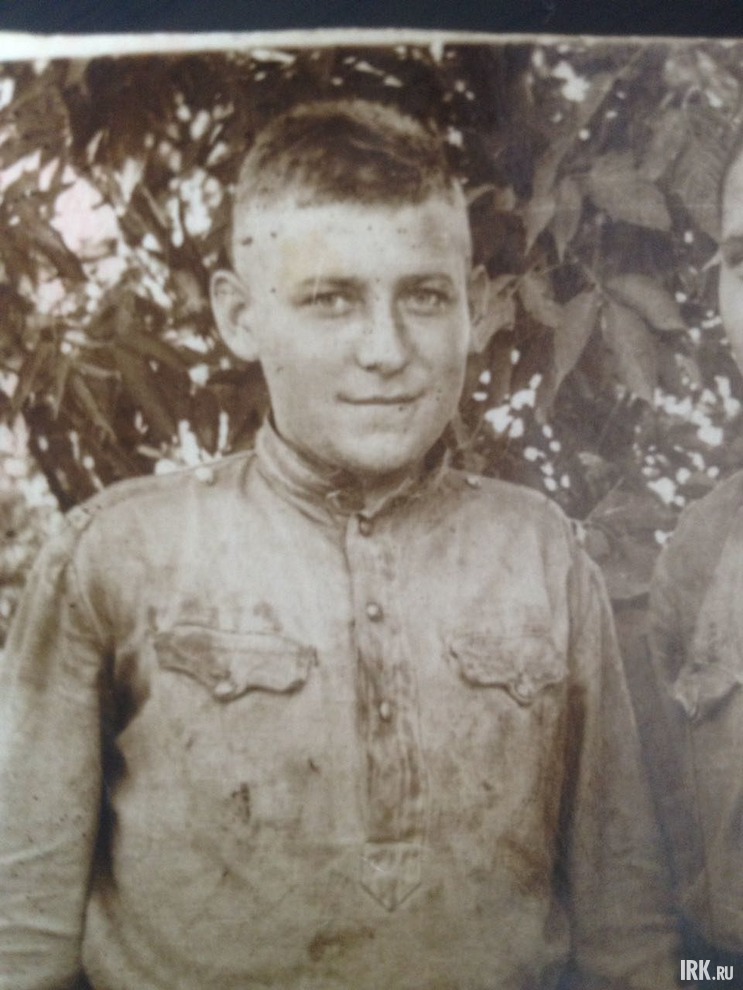 Иванов Николай Степанович (1925 -1999). Ушел на войну в 17 лет. После ранения находился в части под Куйбышевом, где и познакомился с бабушкой, Анастасией Носовой. Шил шинели для армии.