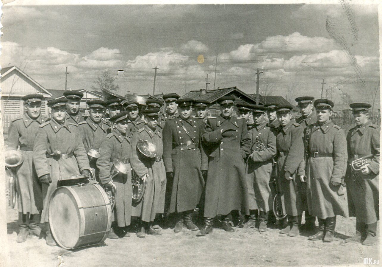 На снимках военный оркестр 1 мая 1945 года. Фотографии сделаны в Маньчжурии, дальневосточный фронт