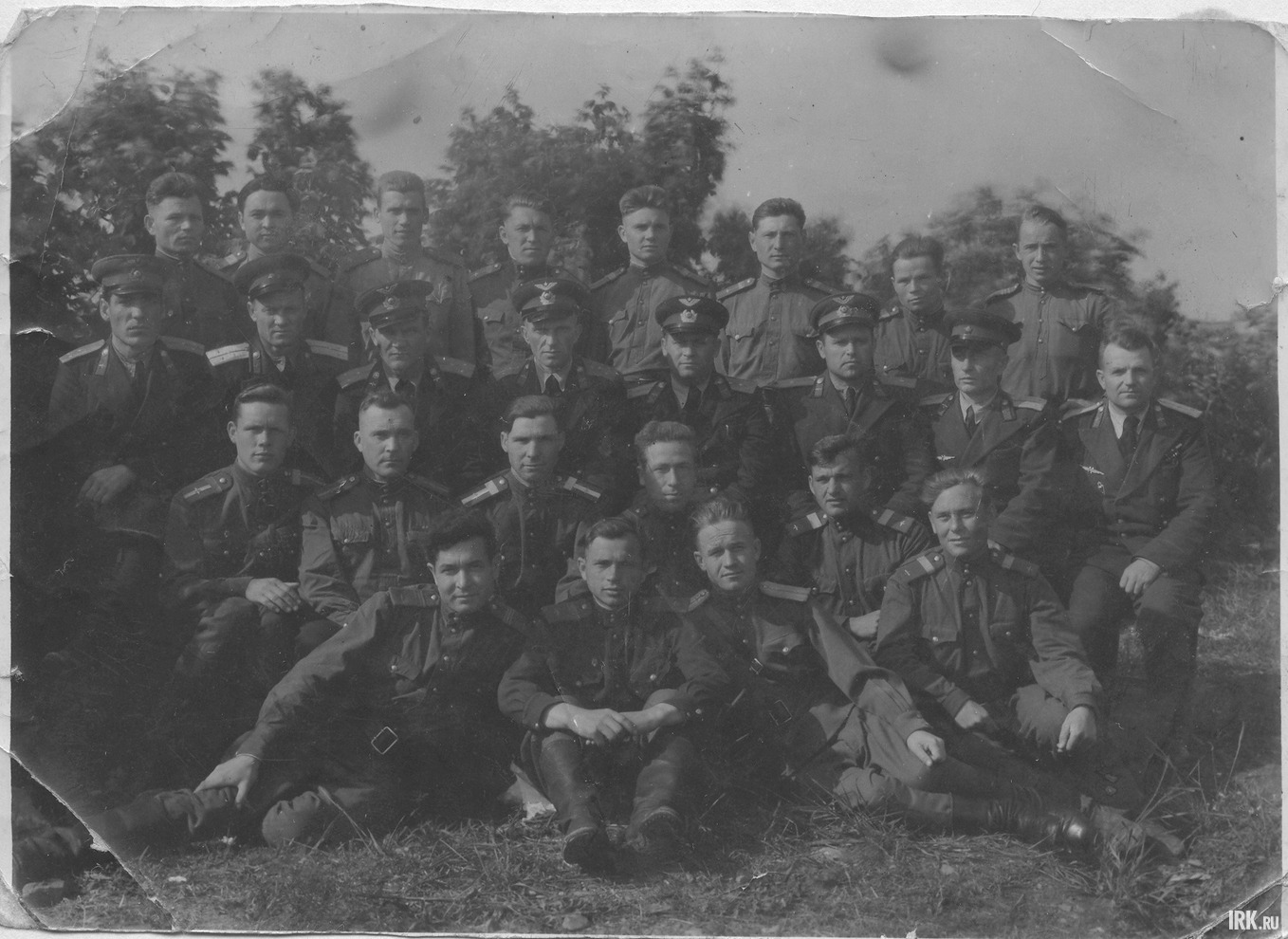 «Внизу - первый слева. Групповая фотография может быть многим интересна», — пишет Сергей Богданов, приславший снимок.
