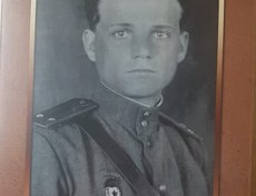 Бабушев Александр Сергеевич (1923). В 18 лет попал на фронт. Командиропулеметного взвода 45 отдельного гвардейского батальона 34 гвардейской стрелковой дивизии (Юго-Западный фронт). Несколько раз был ранен, награжден боевыми наградами