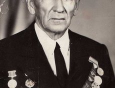 Бурмистров Иван Фёдорович (1910-1989). Призван в 1932 г., участвовал в боях на Халхин-Голе. В ВОВ воевал в 53-й армии 2-го формирования. Награды: орден Красной Звезды, «За боевые заслуги», «За победу над Германией», благодарности за освобождение городов.