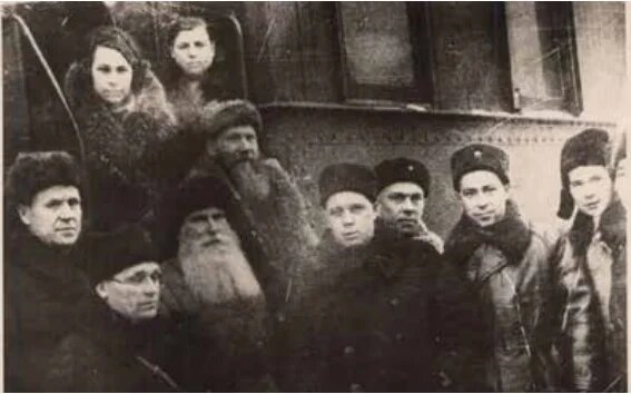 Делегация из Иркутска, отвозившая подарки на фронт к 24-й годовщине Красной армии. Фото из личного архива И.И. Кузнецова