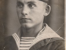 Крючков Степан Алексеевич 1919 г.р. В звании старшего матроса проходил службу в 1151 плавучей зенитной артиллерийской батарее Тихоокеанского флота в составе действующей армии.