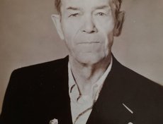 Рукавишников Георгий Николаевич, сержант (29.08.1913 – 26.05.1995). Участник Великой Отечественной войны с 27.08.1942 г. в составе 75-Сталинской добровольной отдельной стрелковой бригады – командир. Фото прислала Варвара Рукавишникова
