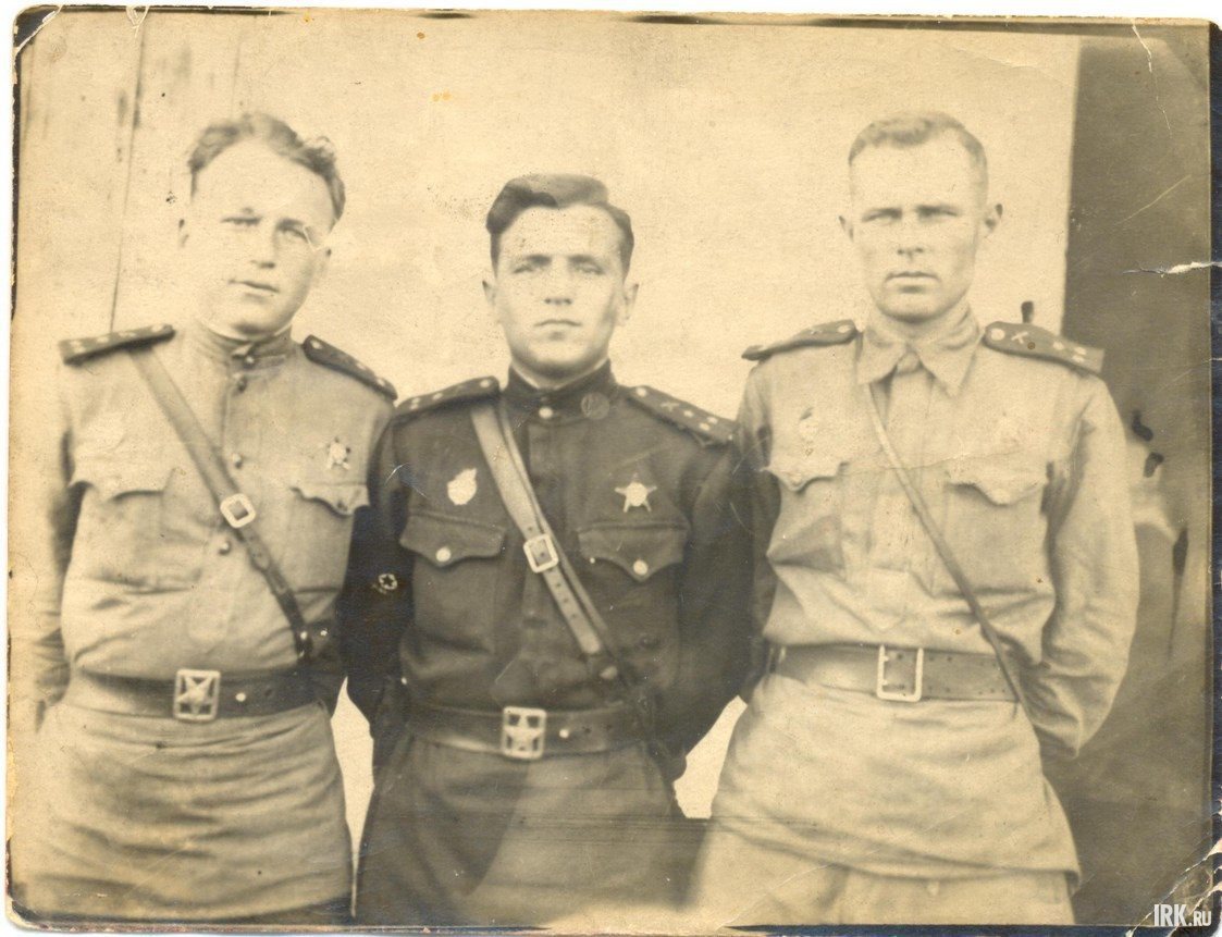 1943-1945 г. ком. артдивизии 213-пушечного артполка 7 артдивизии 3 Укр. фронт, ранен в ногу, находился в госпитале в Румынии. В 1946 г. направлен в Японию, проходив через Иркутск, снова заболел и попал в госпиталь № 325, где познакомился с будущей женой.