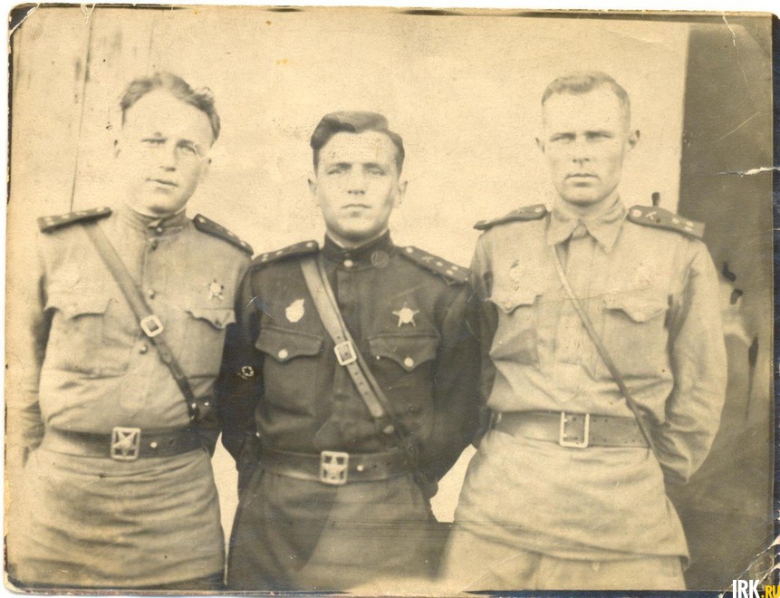 1943-1945 г. ком. артдивизии 213-пушечного артполка 7 артдивизии 3 Укр. фронт, ранен в ногу, находился в госпитале в Румынии. В 1946 г. направлен в Японию, проходив через Иркутск, снова заболел и попал в госпиталь № 325, где познакомился с будущей женой.