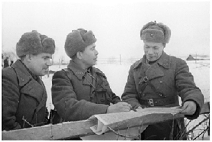Полковник А.П. Белобородов (в центре) разрабатывает план боя под Москвой. Зима 1941 года
