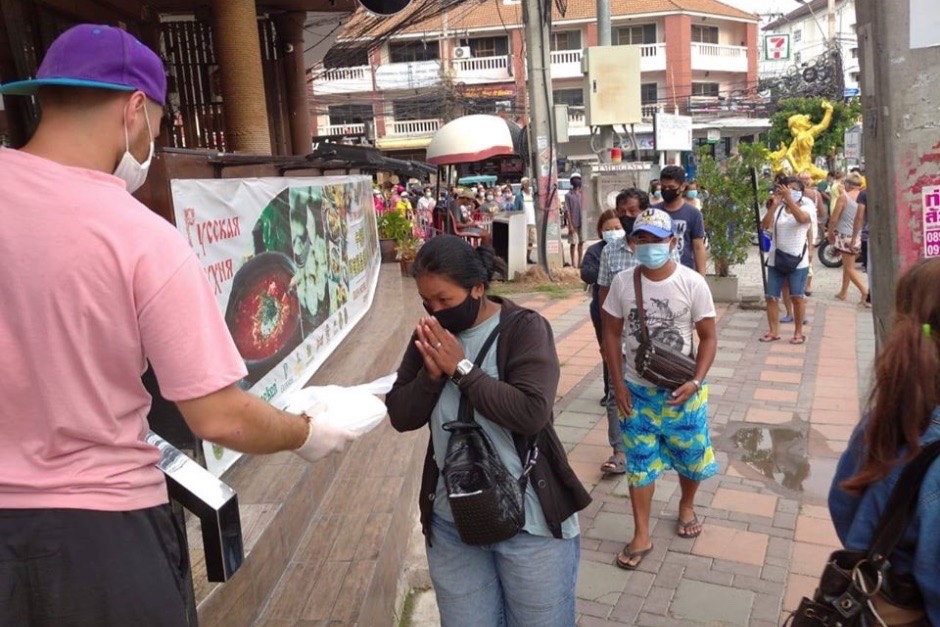 Волонтеры помогает раздавать еду нуждающимся