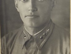 Яхненко Николай Иосифович. Пилот штурмовой авиации, летчик-истребитель. Командир звена 120 авиаполка. 60 вылетов на прикрытие ж/д перевозок, 17 вылетов на штурмовку. Уничтожил: 3 танка, 18 автомашин, 5 зенитных пулеметов, 10 автофургонов, до 70 солдат