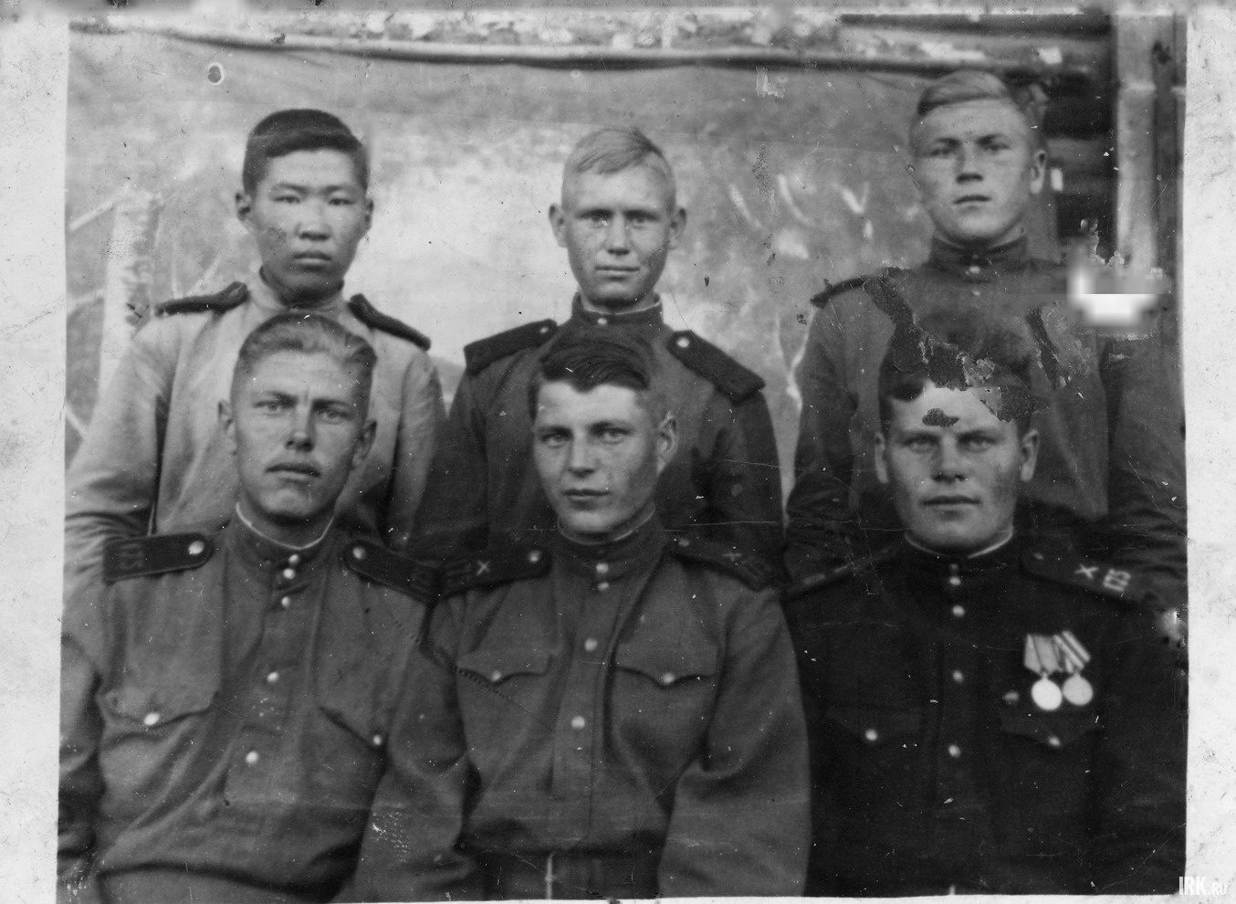 Боженков Яков Савельевич (крайний справа). «Тащили гаубицу через Большой Хинган, громили Квантунскую и потом салютовали на параде Победы в Харбине», пишет Николай Боженков про переход через Большой Хинган в Маньчжурии 53-й армии Забайкальского фронта в 19