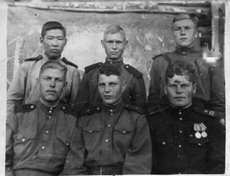Боженков Яков Савельевич (крайний справа). «Тащили гаубицу через Большой Хинган, громили Квантунскую и потом салютовали на параде Победы в Харбине», пишет Николай Боженков про переход через Большой Хинган в Маньчжурии 53-й армии Забайкальского фронта в 19