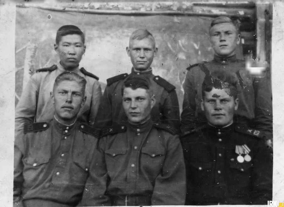 Боженков Яков Савельевич (крайний справа). «Тащили гаубицу через Большой Хинган, громили Квантунскую и потом салютовали на параде Победы в Харбине», пишет Николай Боженков про переход через Большой Хинган в Маньчжурии 53-й армии Забайкальского фронта в 19