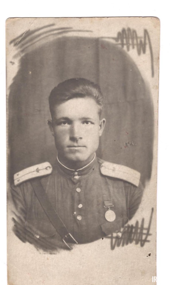Прижимов Иван Акимович родился в 1921 году в д. Икониковская Усольского района, прожил 75 лет. Служил техником-лейтенантом в должности механика звена 1-й АЭ, 658 АП. Участвовал на Ленинградско-Волховском фронтах с дек. 1941 г
