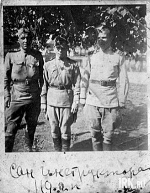 Сокольский Иван Павлович (в центре) санинструктора, фото 1945 года, Чехословакия. Прислала Белоусова Ксения.