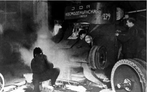 Сборка танка «Зоя Космодемьянская». Апрель 1942 года