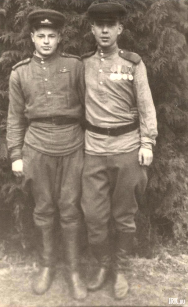 1945 г., г. Грогдзее, оккупационные войска под Берлином (в светлой гимнастерке).