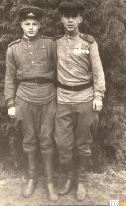 1945 г., г. Грогдзее, оккупационные войска под Берлином (в светлой гимнастерке).