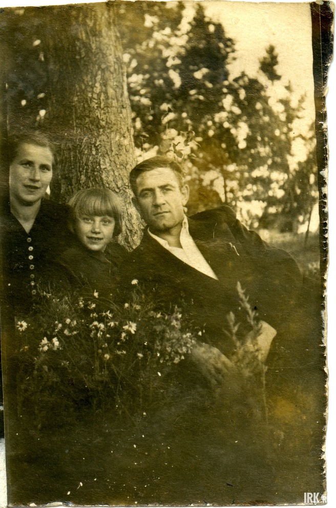 Семья Никитиных: Клавдия, дочь Нелля и Тимофей. Могилёв 1947 год
