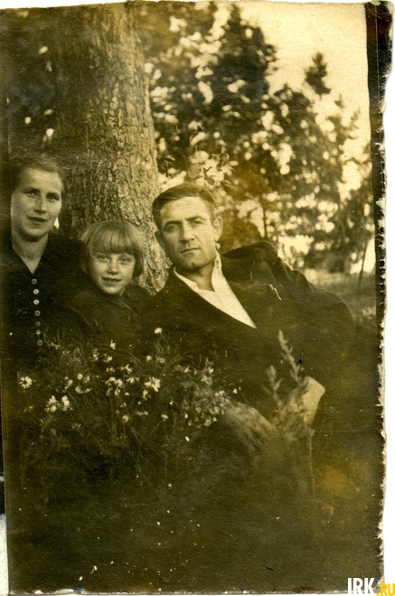 Семья Никитиных: Клавдия, дочь Нелля и Тимофей. Могилёв 1947 год