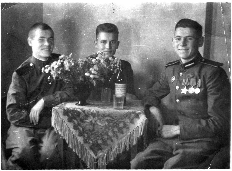 Поротов Иннокентий Александрович (в центре) (1926-1962). Призван в 1943, ефрейтор, службу начал в 25 окр. школе отличных стрелков и снайперской подготовки ЗабФ. Боевой путь начал на севере Голландии, закончил в Германии. Вернулся в 1946 г.